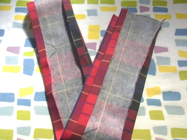 Both sides of the belt cloth folded up with 1 cm seam allowance