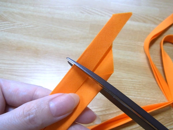Cutting the bias tape with scissors