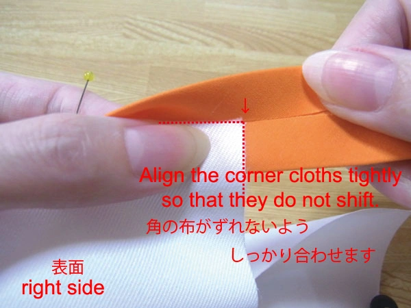 Firmly align the corner cloths to avoid shifting