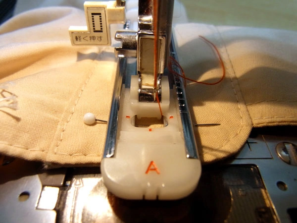 Sewing machine attachment for buttonholes