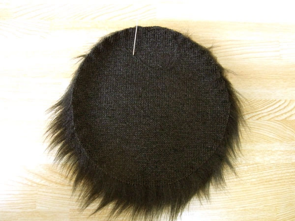 Fur fabric fully stitched around with running stitch