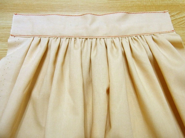 Sewing a belt on gathered fabric
