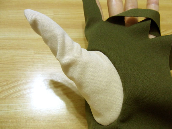 Checking the balance of the attached glove thumb