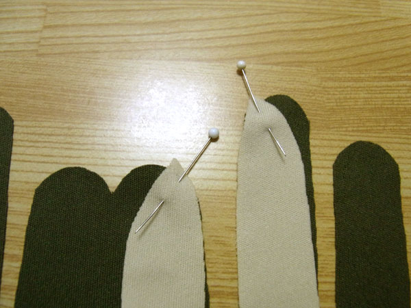 Pinning the gusset to the index finger
