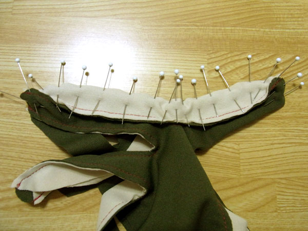 Center pinning method for glove fingers