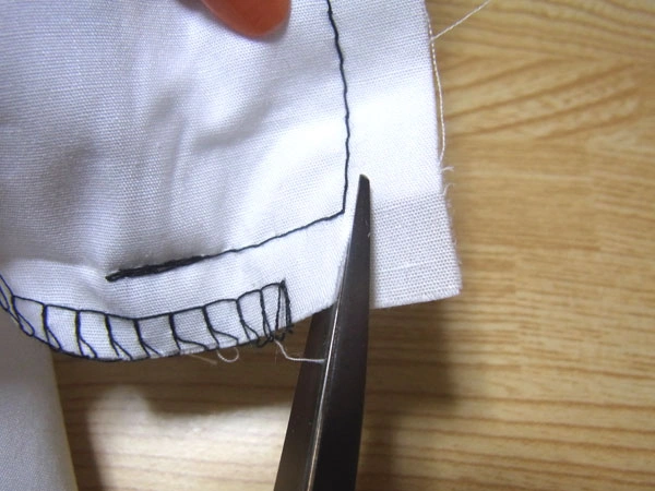 Cutting off hem corner seam allowance